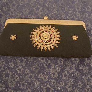 Gorgeous vintage clutch black and gold - good condition - great find
